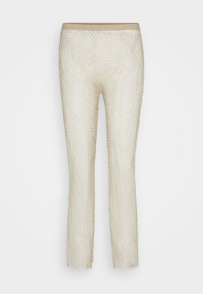 Kalhoty z průsvitného materiálu také patří do nabubřelého mafiánského stylingu. (Gina Tricot, 1 090 Kč)