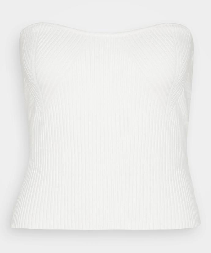 Oblíbenost prorokujeme také přiléhavým korzetovým topům z úpletu. (Gina Tricot, 469 Kč)