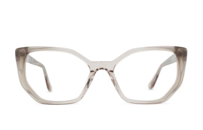 Průsvitné a kouřové obroučky napodobte odstínem očních stínů a nezapomeňte na rozjasňovač na lícní kosti, který tvář s brýlemi rozzáří. (Guess, 3 299 Kč)