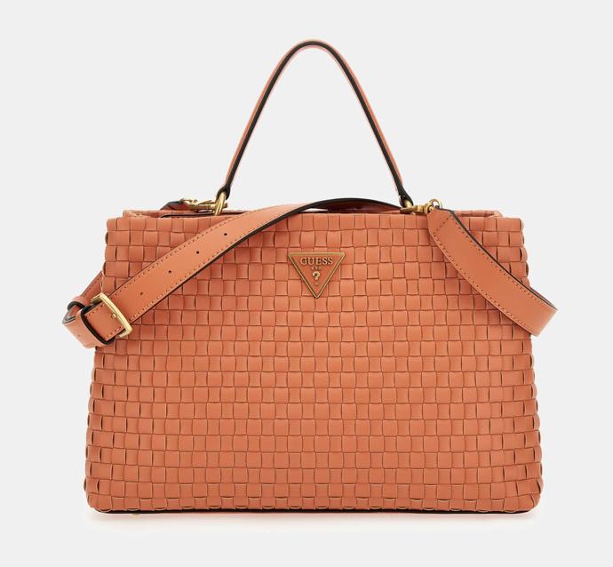 Praktický tvar kabelky s uchem i dlouhým popruhem nabízí mnoho prostoru, výrazná barva zase nepřehlédnutelný prvek každého outfitu. Guess, 1 990 Kč.