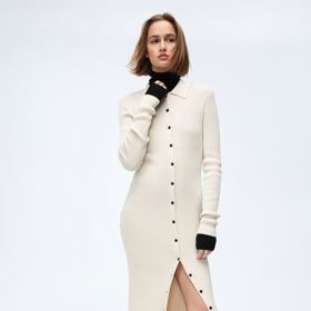 Vrstvení je na místě. Délku do půli lýtek ale nažeňte podpatky. (H&M, 1 029 Kč)