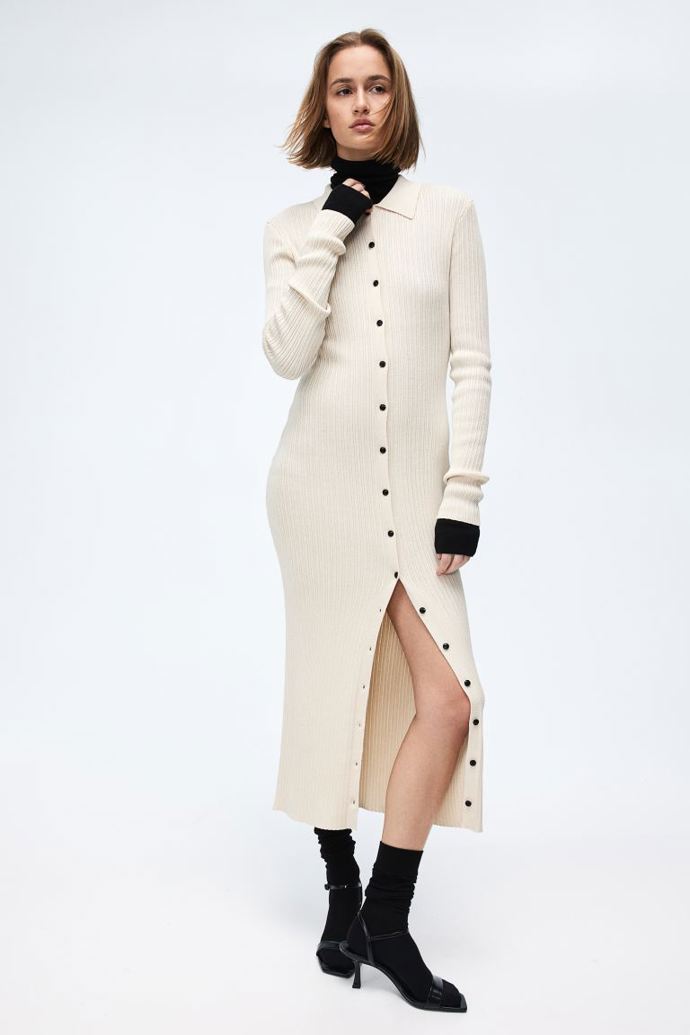 Vrstvení je na  místě. Délku do půli lýtek ale nažeňte podpatky. (H&M, 1 029 Kč)