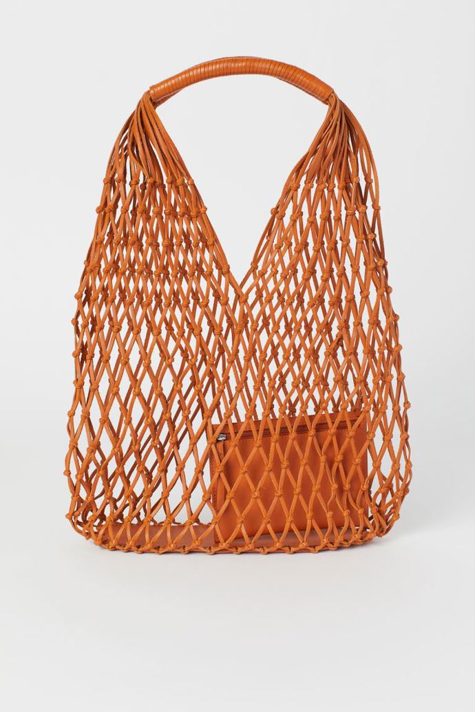 Oranžová varianta stylové síťovky z H&M, cena 1 499 Kč.