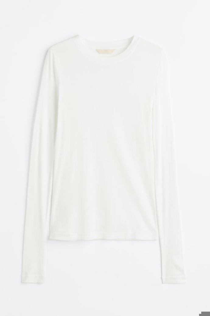 Bílé tričko potřebujete v šatníku za každých okolností. A teď si jich pořiďte klidně víc. Toto je z řetězce Primark a stojí 115 Kč.