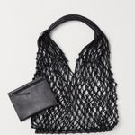 Také v H&M na ni narazíte. Černá varianta síťovky s vyjímatelným koženým pouzdrem stojí 999 Kč.