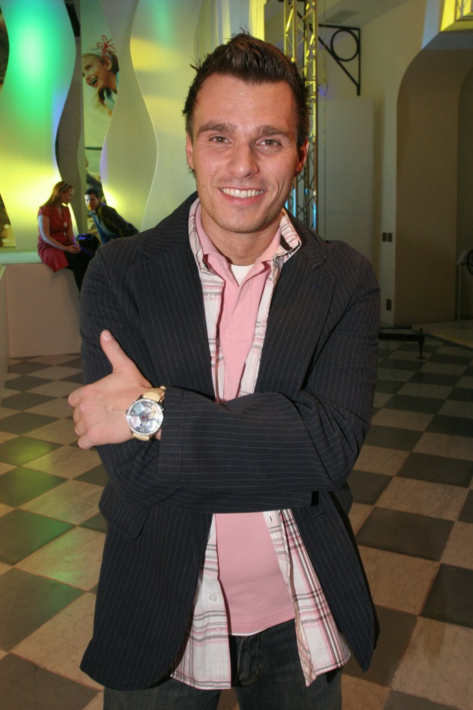 Už v té době se pyšnil drahými hodinkami.