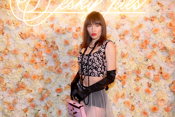 Do velké večerní, která se na ples sluší a patří, měl tento model opravdu daleko. Připomínal spíš vykukující spodní prádlo, které je na plesech nepatřičné.