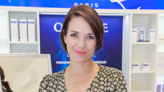 Tereza Kostková do třiceti neřídila: Donutila ji až role v seriálu Jiřího Adamce, za volantem ji učil sám režisér