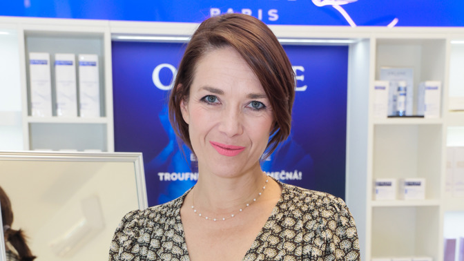 Tereza Kostková do třiceti neřídila: Donutila ji až role v seriálu Jiřího Adamce, za volantem ji učil sám režisér