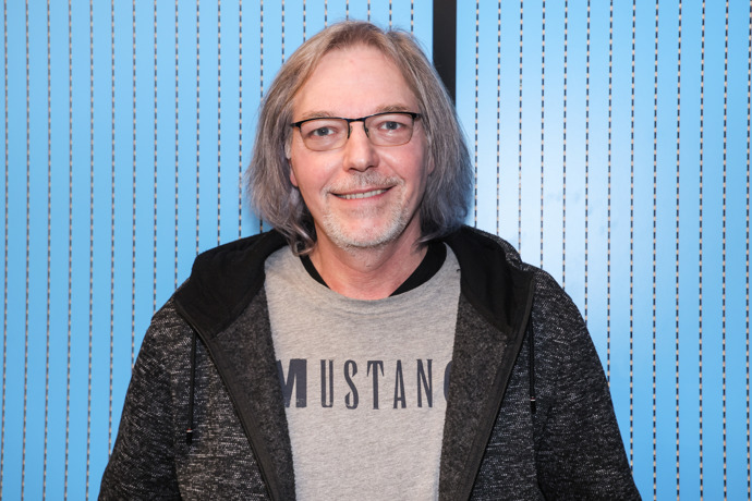 Dušanu Kollárovi přibyly vrásky, šedivé vlasy a brýle.