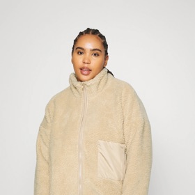 Huňaté vršky také nejsou vhodným oblečením pro ženy s postavou typu jablko. Bundička, Noisy May, 816 Kč