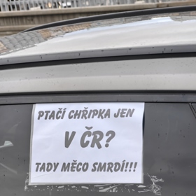 Některé nápisy hraničily s konspiracemi.