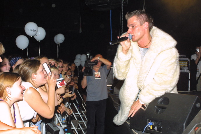 Fanynky si Leoše Mareše fotily z první řady na digitální fotoaparát.