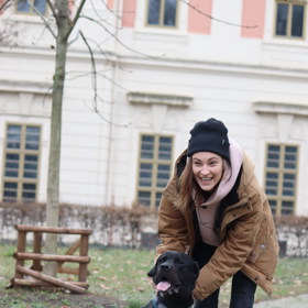 Herečka Bára Jánová na procházce parkem v pražském Karlíně.