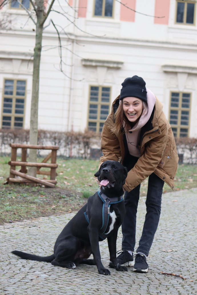 Herečka Bára Jánová na procházce parkem v pražském Karlíně.