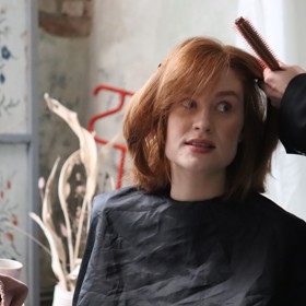 Natálie Halouzková se o svých vlasech rozpovídala přímo v kadeřnickém křesle.