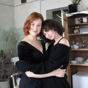 Herečka Natálie Halouzková pózuje se svou kolegyní a kamarádkou Darijou Pavlovičovou.