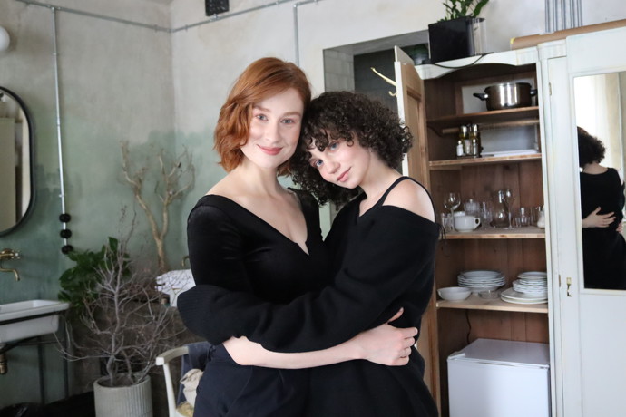 Herecké kolegyně Darija Pavlovičová a Natálie Halouzková pózovaly v nové kampani pro Písecký víkend módy a designu.