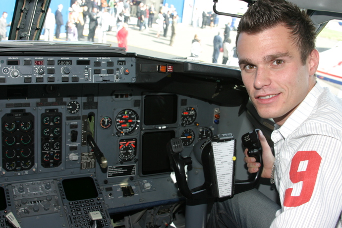 Nezbytnou výbavou Leoše Mareše byly nagelované vlasy.