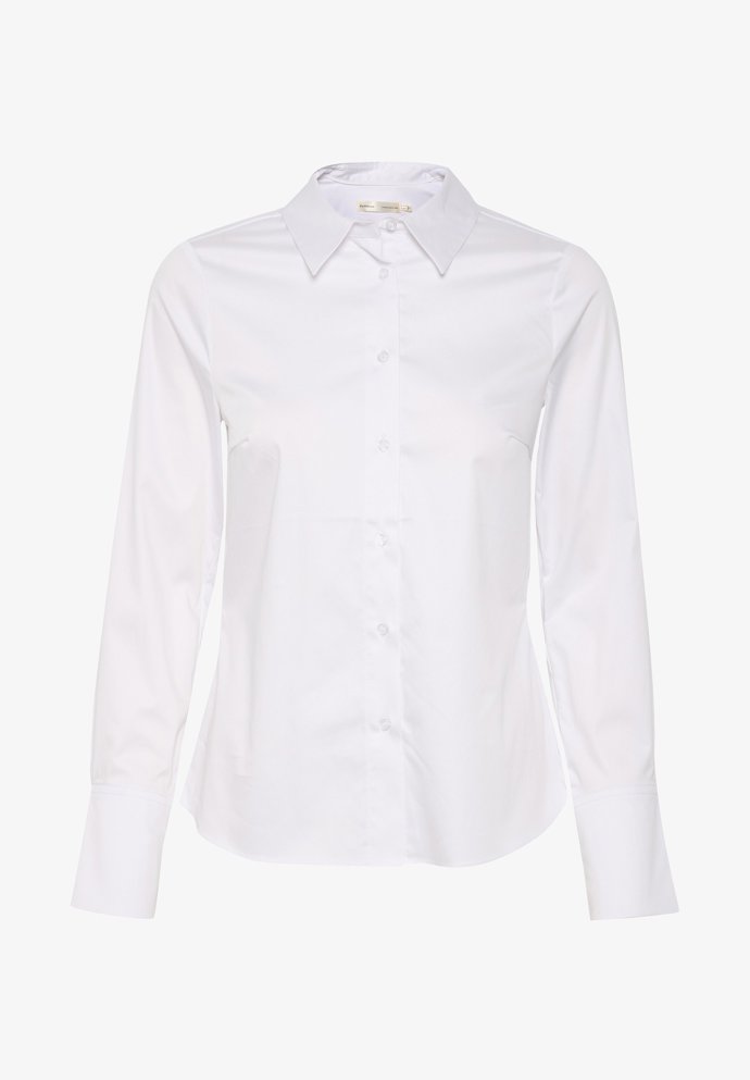 Sofistikovaná varianta bílé blůzy s širšími manžetami. (InWear, 1 920 Kč)