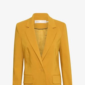 Ostře žlutá patří k velmi oblíbeným barvám současnosti a to i v podání takřka hořčicových odstínů. (Sako, INWear, 2 270 Kč)