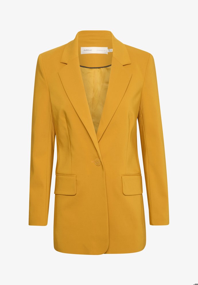 Ostře žlutá patří k velmi oblíbeným barvám současnosti a to i v podání takřka hořčicových odstínů. (Sako, INWear, 2 270 Kč)