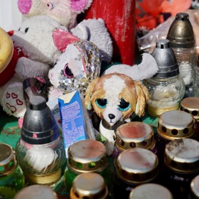 Na místě vzniklo pietní místo.