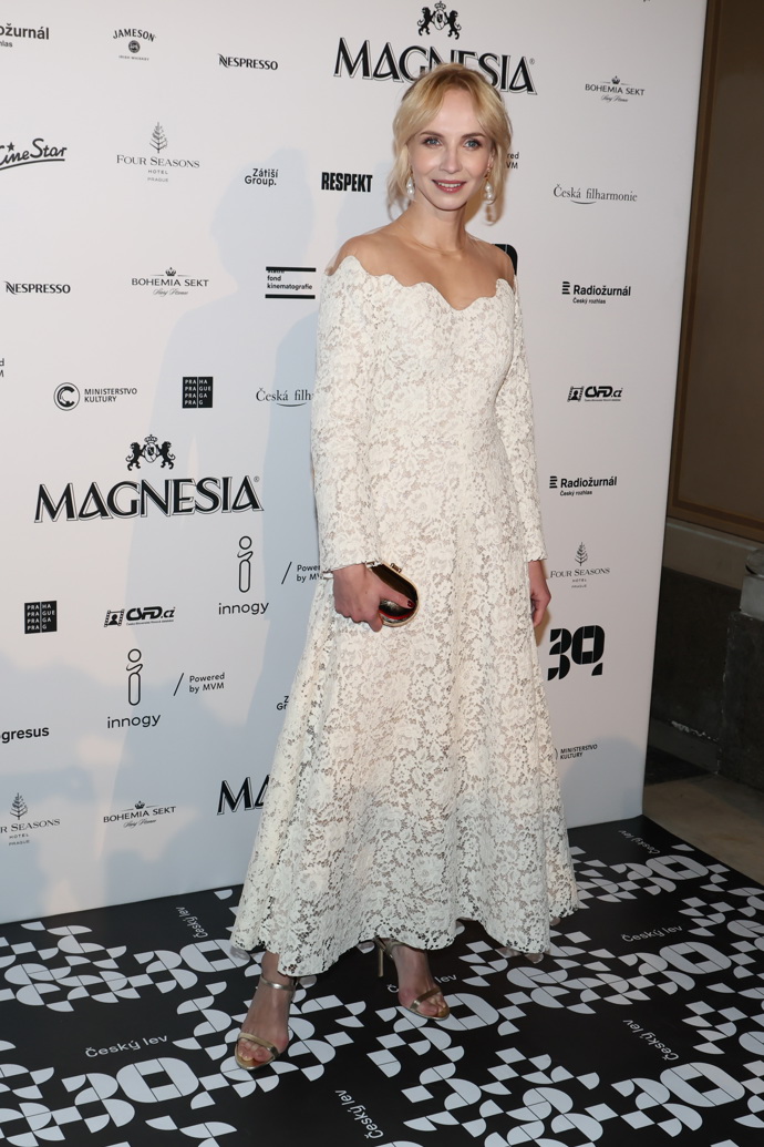 V bílých šatech nešlápla Jana Plodková vedle ani v roce 2023. 