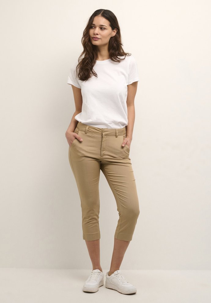 V béžovém dostínu a v přiléhavé siluetě. Elegantní, ale... (Kaffe, 1 790 Kč)