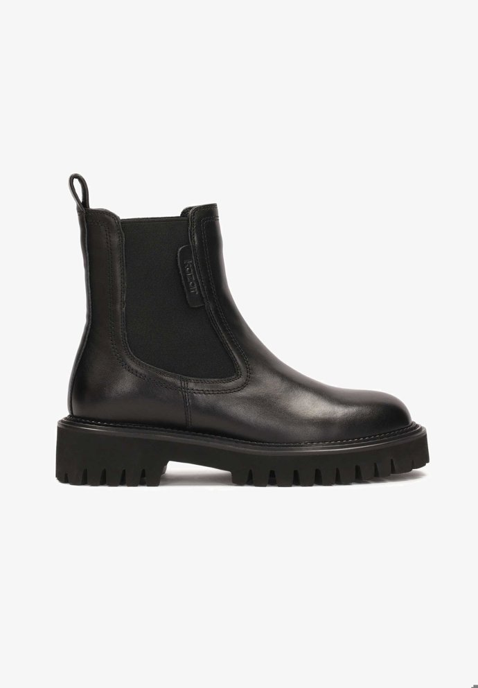 Nazouvací model kožených těžších bot s masivní podrážkou najdete i u značky Kazar. (3 790 Kč)