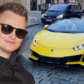 Kazma brázdil ulice Prahy v novém Lamborghini.
