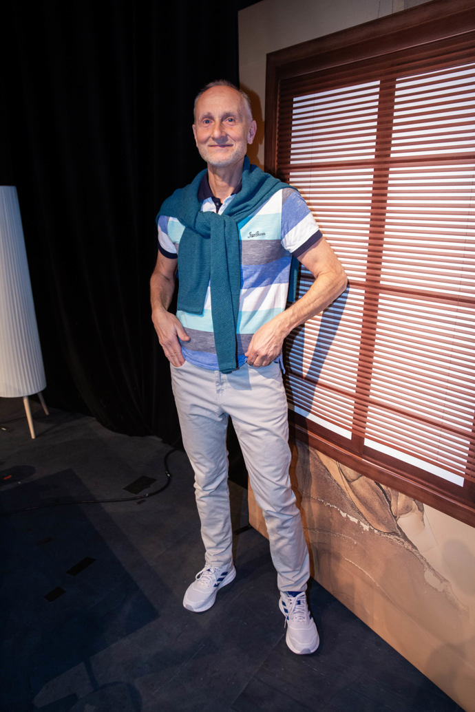 Josef Carda dohání Čenského v pruhovaném tričku, svetříku přehozeném přes ramena a mladistvých teniskách.