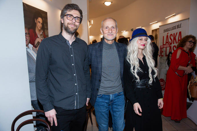 Josefa Cardu přišel na premiéru podpořit syn Adam. Přes košili mohl obléknout alespoň tmavé sáčko.