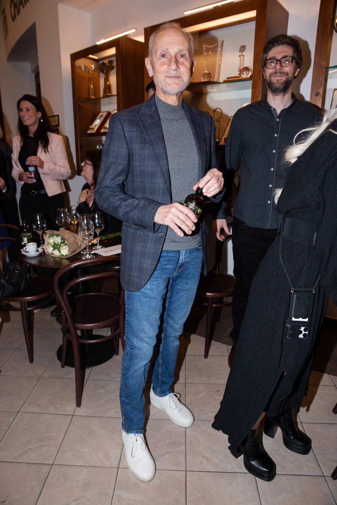 Na afterparty už Josef Carda dorazil v tmavě šedém sáčku, šedivém svetříku a v modrých džínách.