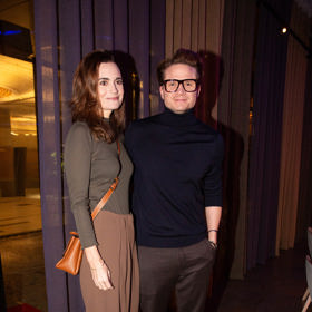 Daniela Brzobohatá po boku manžela výšku zjevně řešit nemusí. Přesto obvykle volí obuv bez podpatků.