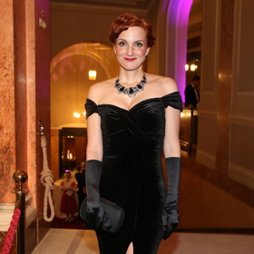 Míša Maurerová vynesla do  Obecního domu sametové šaty v dobovém střihu, které ozvláštnila volba jednoduchých rukaviček (z vlastního maturáku) a šperky pocházející z natáčení seriálu.