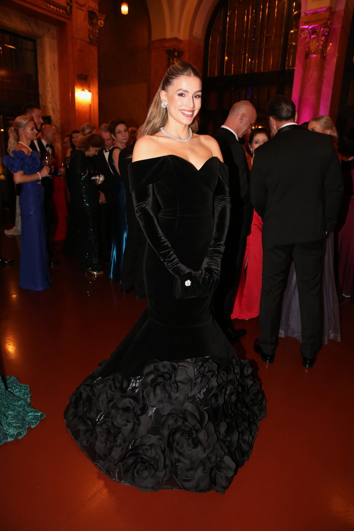 Na černou klasiku v nepřehlédnutelném střihu v minulosti vsadila třeba modelka Karolína Mališová.