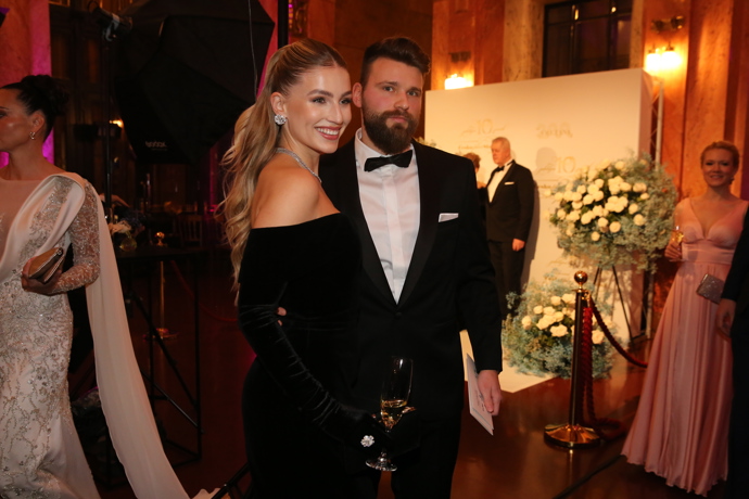 Karolína Mališová s doprovodem zapózovala ve velmi povedeném plesovém outfitu, který podtrhl také elegantní prvek v podobě rukaviček.