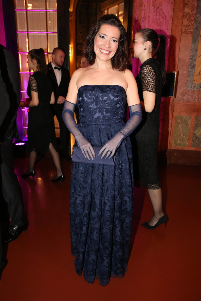 Herečka Romana Goščíková zvolila pro plesové veselí tmavomodrou róbu podtrženou nepřehlédnutelnými průsvitnými rukavičkami.