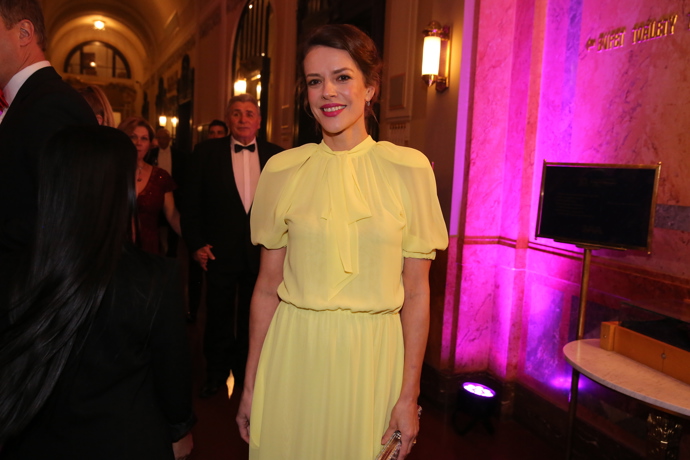 Slovenská herečka Andrea Růžičková místo signálníh odstínu zvolila trendy vanilkovou. Něžný pastelový tón vybrala poměrně netradičně pro večerní róbu a působila v ní velmi křehkým dojmem.