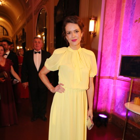 Andrea Růžičková model doladila třpytivým psaníčkem stříbřitého tónu a výrazným růžovým odstínem rtěnky.