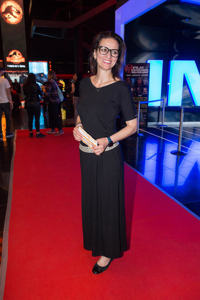 Adéla Gondíková miluje celočerné outfity s jednoduchým třpytivým akcentem, který rozbije barevnou jednolitost.