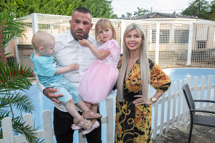 Modelka Lela má se zápasníkem Karlosem Vémolou dvě děti, čtyřletou dcerku Lili a dvouletého syna Rockyho.