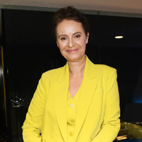 Herečka outfit doladila decentním líčením a nedbale sepnutým vzdušným účesem. 