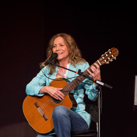 Ani na pódiu Lenka Filipová nehýří přehnanou zdobností. Vystačí si s elegantním blejzrem, kterým doplní klidně i džíny.