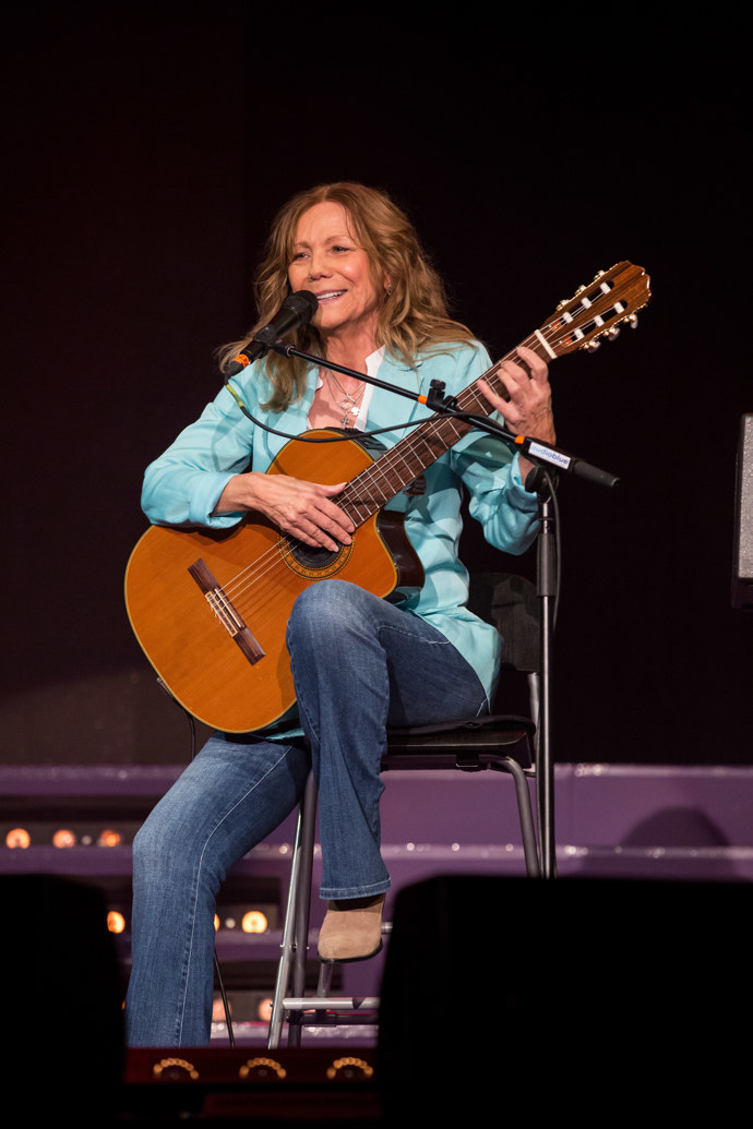 Ani na pódiu Lenka Filipová nehýří přehnanou zdobností. Vystačí si s elegantním blejzrem, kterým doplní klidně i džíny.