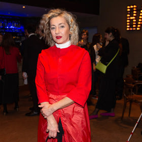 Vanda Hybnerová zvolila k černo červené kombinaci tmavé doplňky v jednoduchém stylu.