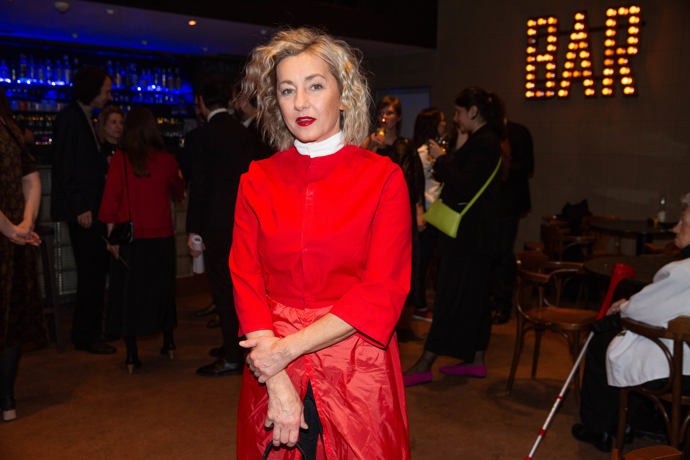 Vanda Hybnerová zvolila k černo červené kombinaci tmavé doplňky v jednoduchém stylu.