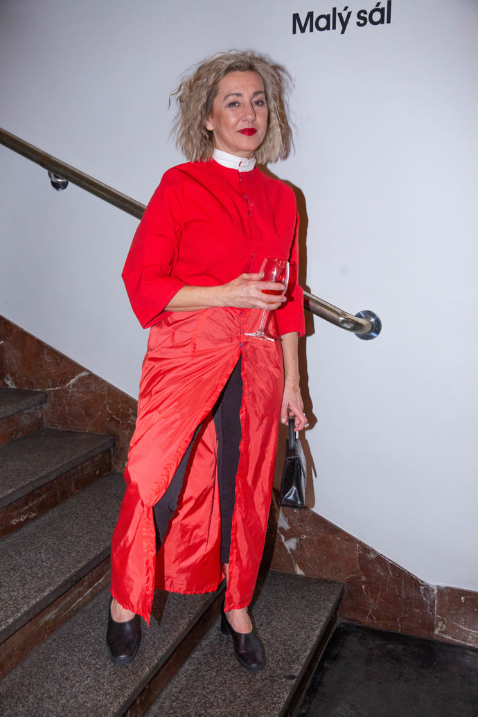 Přestože se spodní partie poměrně výrazně mačkaly, celkový dojem z nápadité kreace to nepokazilo.