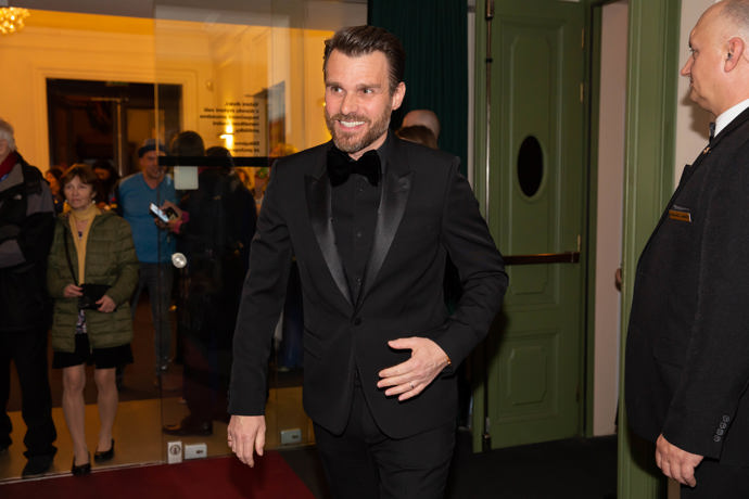 Leoš Mareš už do společnosti bulvárních fotografů chodí zřídka.